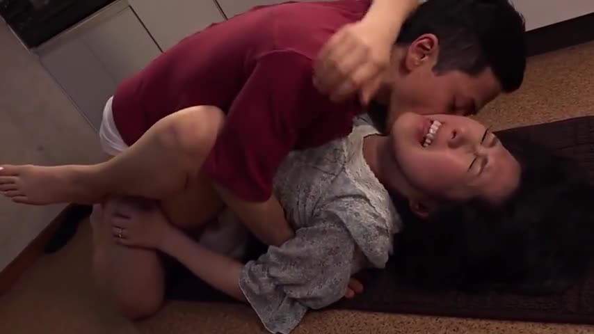 سكس فشخ ياباني الابن يصل للنشوة - sexarabx.com