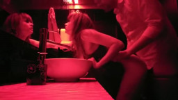 تعطى زبائن الملهى الليلي سكس مجانا