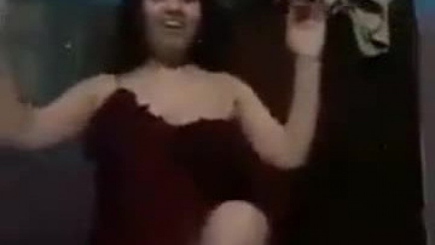 رقص منزلي بقميص النوم الاحمر نار - sexarabx.com